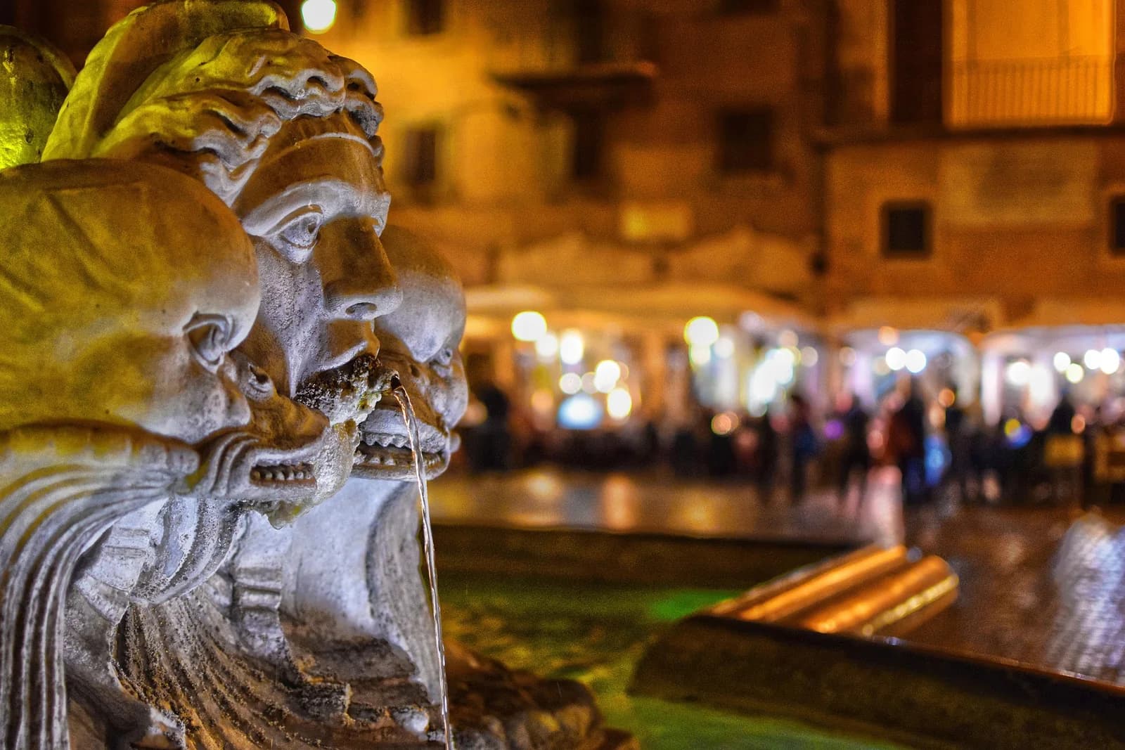 Fontaine sculptée à Rome illuminée le soir